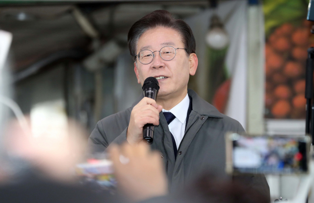 이재명 더불어민주당 대표가 22일 경북 안동시 중앙신시장에서 지지자와 시민들에게 인사말을 하고 있다. 연합뉴스