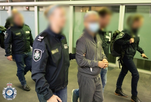 ‘아시아의 엘 차포’로 불리는 마약상 체치롭(가운데)이 네덜란드에서 호주로 인도되고 있다. 사진 제공=호주 연방경찰