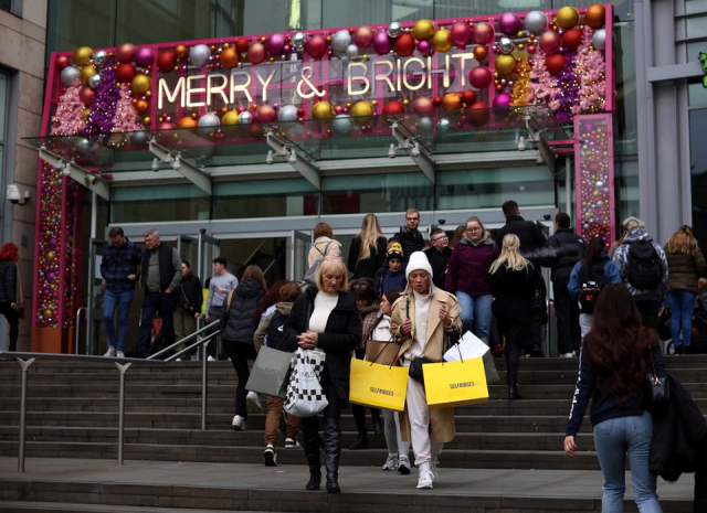 지난달 26일(현지시간) 영국 맨체스터의 한 쇼핑몰 앞이 붐비고 있다. 로이터연합뉴스