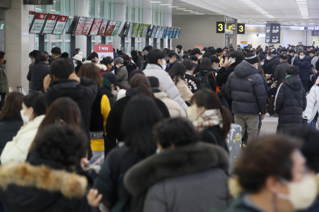 '오늘도 집에 못가나'…제주공항 이틀째 무더기 결항, 여객선도 통제