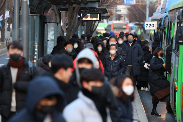 지하철 3호선 무악재역 선로 화재로 약수역부터 구파발 구간 3호선 열차 운행이 중단된 23일 오전 서울 독립문역 주변 버스 정류장에서 시민들이 버스를 기다리고 있다. 연합뉴스