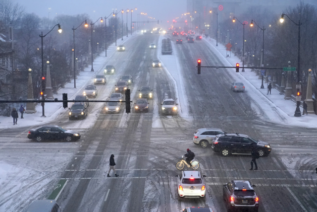 한파와 폭설을 동반한 ‘폭탄 사이클론(bomb cyclone)’이 미국을 덮친 가운데 동부 시카고의 한 도로가 눈으로 뒤덮여 있다. AP연합뉴스