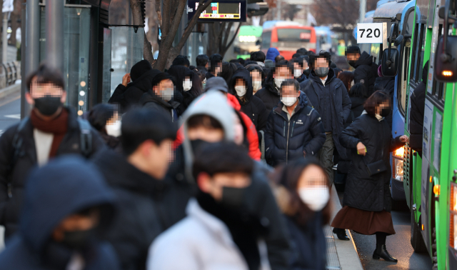 서울지하철 3호선 무악재역∼독립문역 사이 터널 내 선로에서 화재가 발생한 23일 오전 서울 종로구 지하철3호선 독립문역 인근 버스정류장이 시민들로 붐비고 있다. 연합뉴스