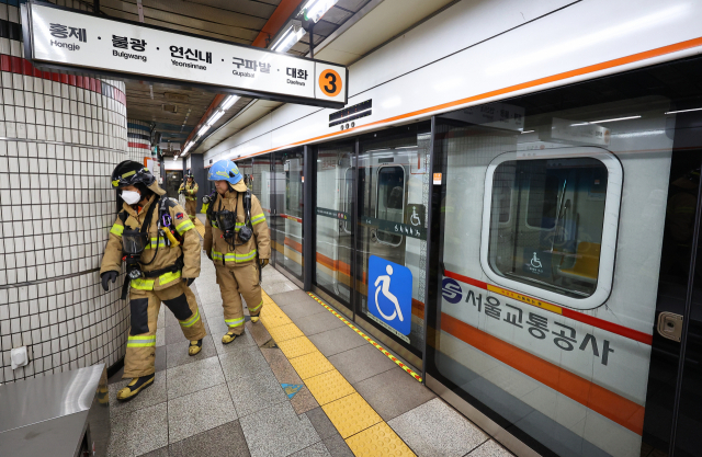 서울지하철 3호선 무악재역∼독립문역 사이 터널 내 선로에서 화재가 발생한 23일 오전 서울 종로구 지하철3호선 독립문역 승강장에 대화행 열차가 세워져 있다. 연합뉴스