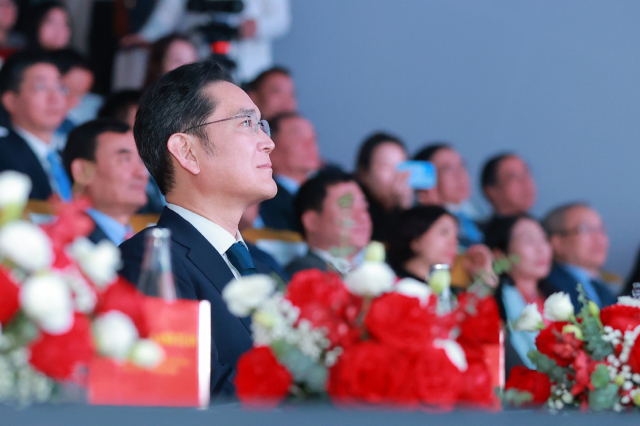 이재용 삼성전자 회장이 23일 베트남 하노이시 THT 지구에 위치한 베트남 삼성 R&D센터 준공식에 참석해 행사를 지켜보고 있다. 사진 제공=삼성전자