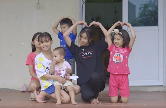 삼성전자 베트남법인 직원 하티훼(Ha Thi Hue) 씨의 6자녀들이 삼성전자 베트남법인 유튜브 채널 영상에서 응원 메시지를 전하고 있다. 삼성전자 베트남법인 유튜브 캡처.