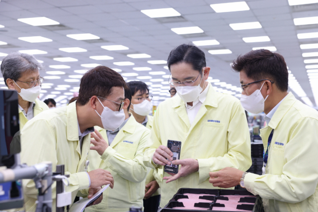 이재용 삼성전자 회장이 22일 베트남 하노이 인근의 삼성전자 법인(SEV)을 방문해 스마트폰 생산 공장을 점검하고 있다. 사진 제공=삼성전자