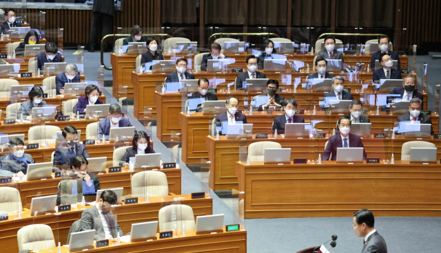 한덕수 국무총리 등 국무위원들이 24일 새벽 국회 본회의에서 내년도 예산안 의결을 앞두고 본회의장에 들어와 자리에 앉아 있다. /연합뉴스