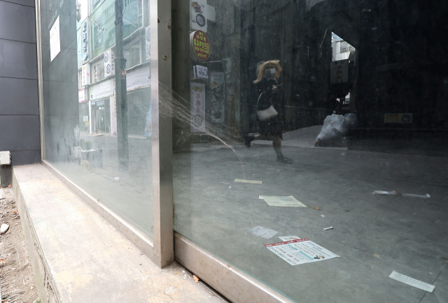 코로나19 장기화와 경기 침체 우려로 자영업자들의 부채 증가율이 높아지는 가운데 4일 서울 명동 거리의 한 점포가 텅 비어 있다. 연합뉴스