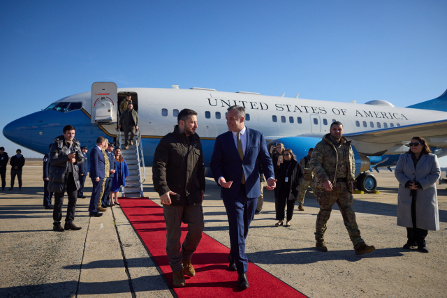 젤렌스키 대통령(맨 앞 왼쪽)이 지난 21일(현지시간) 미국 워싱턴DC 인근의 앤드루스 공군 기지에 도착했다. /AFP연합뉴스