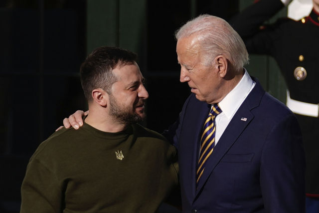 조 바이든 미국 대통령(오른쪽)과 마침내 얼굴을 마주한 젤렌스키 대통령. /AP연합뉴스