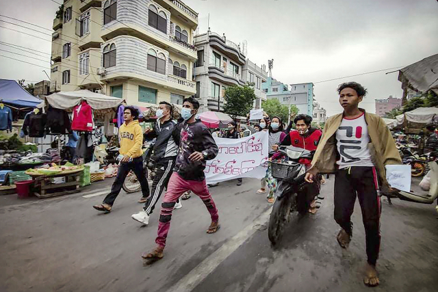 지난해 12월 7일(현지시간) 미얀마 만달레이에서 시민들이 자국 군사 정권이 아웅산 수치 국가 고문에게 징역형을 선고한 것에 대해 항의하며 반정부 시위를 벌이고 있다. 만달레이 AP=연합뉴스
