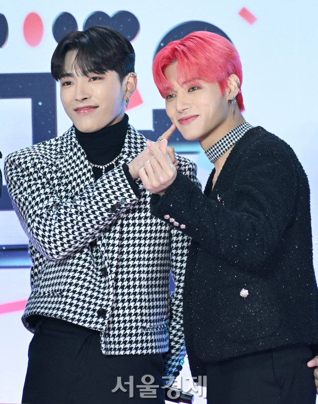 에이티즈 홍중·우영, 너는 하트를 해라 난 볼 콕을 하겠다 [SE★포토]