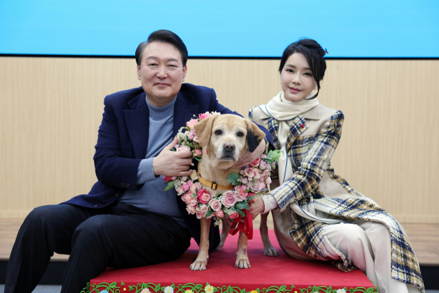 윤석열 대통령과 김건희 여사가 24일 경기도 용인 삼성화재 안내견 학교에서 분양받은 은퇴 안내견 ‘새롬이’와 기념사진을 찍고 있다. 사진=대통령실