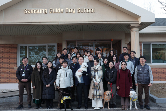 윤석열 대통령과 김건희 여사가 24일 경기도 용인 삼성화재 안내견 학교에서 은퇴 안내견 새롬이를 분양받은 뒤 안내견센터 관계자들과 기념촬영을 하고 있다. 사진=대통령실