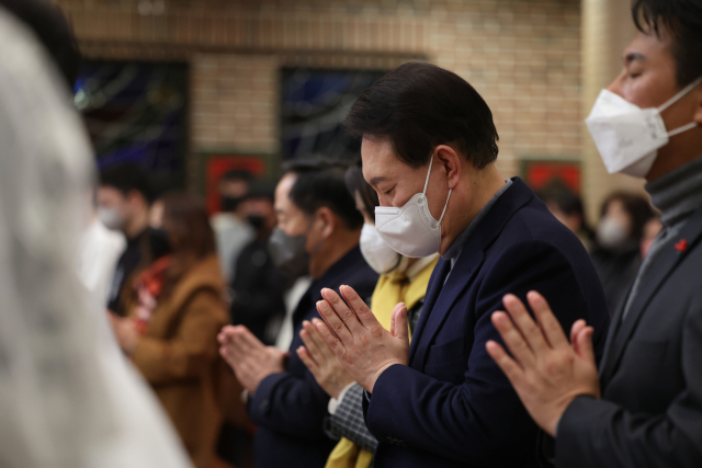 윤석열 대통령이 24일 서울 중구 약현성당에서 열린 ‘주님 성탄 대축일 미사’에 참석해 기도하고 있다. 사진=대통령실