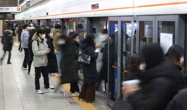 시민들이 23일 서울 3호선 구파발역에서 선로 화재로 운행이 중단됐다가 정상화된 지하철에 탑승하고 있다. 연합뉴스