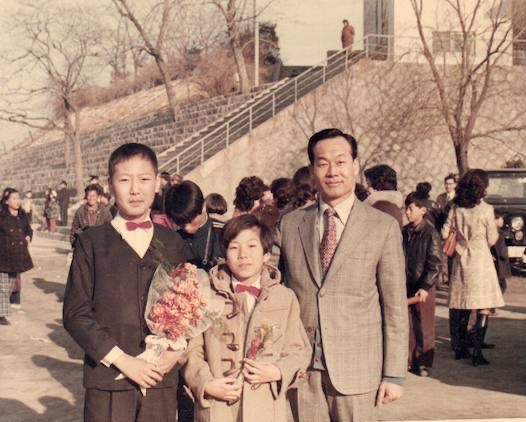 1973년 2월 윤석열(왼쪽) 대통령이 찍은 대광초 졸업식 사진. 사진=대통령실