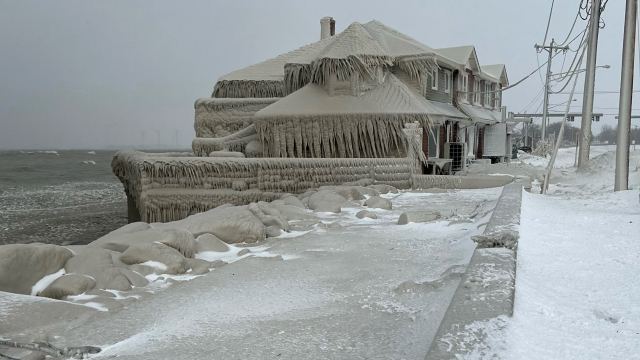 미국 뉴욕주 버팔로 이리카운티의 호숫가에 위치한 한 식당이 24일(현지 시간) 통째로 얼어붙어 있다. 로이터통신