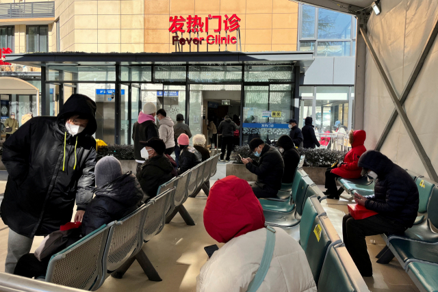 중국 상하이의 한 병원 발열클리닉 앞에서 24일 시민들이 자신의 진료 차례를 기다리고 있다. 로이터연합뉴스