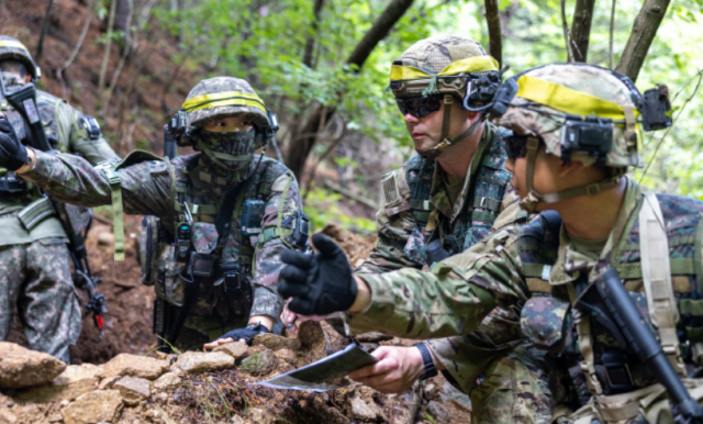 올해 7월 육군과학화전투훈련단에서 진행된 ‘KCTC 여단급 쌍방훈련’에 참가한 한미 장병들이 전투를 앞두고 책임 지역을 협조하고 있다. 사진 제공=육군