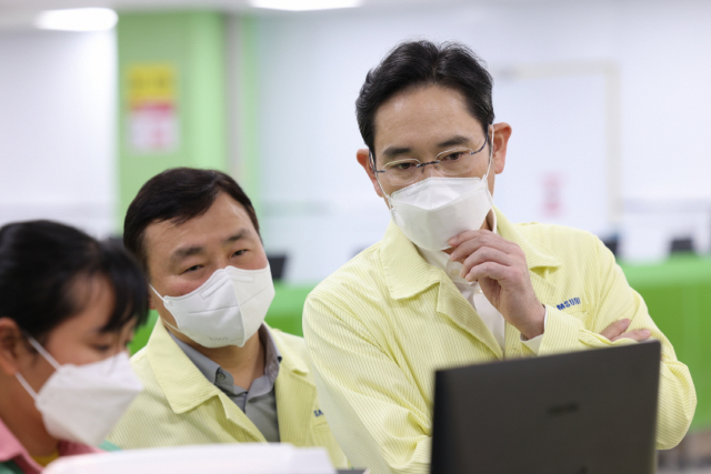 이재용(오른쪽) 삼성전자 회장이 22일 베트남 하노이 인근의 삼성전자 법인(SEV)을 방문해 스마트폰 생산 공장을 점검하고 있다. 사진 제공=삼성전자