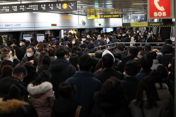 서울 지하철 3-4호선 충무로역 승강장에서 시민들이 지하철을 기다리고 있다. 연합뉴스 캡처
