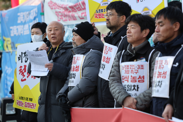 민주노총 관계자들이 지난 19일 국회 앞에서 '노란봉투법'으로 불리는 노조법 2·3조 개정운동본부 공동대표단 단식농성 돌입 기자회견을 하고 있다. /연합뉴스