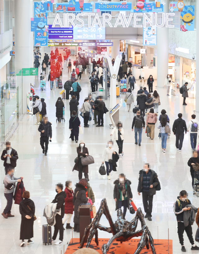 인천국제공항 제1여객터미널 면세구역이 연말을 맞아 해외로 여행을 떠나는 탑승객들로 붐비고 있다. 연합뉴스
