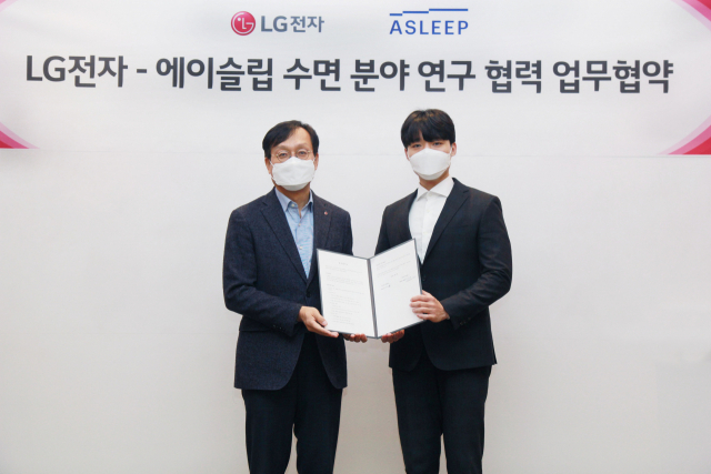 오세기(왼쪽) LG전자 H&A연구센터장이 지난 23일 서울 금천구 LG전자 가산R&D캠퍼스에서 이동헌 에이슬립 대표와 업무무협약을 맺고 있다. 사진제공=LG전자