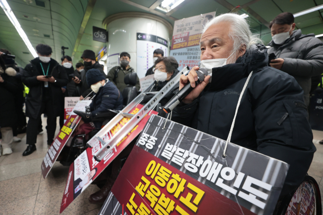 박경석 전국장애인차별철폐연대 대표가 20일 서울 5호선 광화문역에서 지하철 탑승 시위에 앞서 발언하고 있다. 연합뉴스