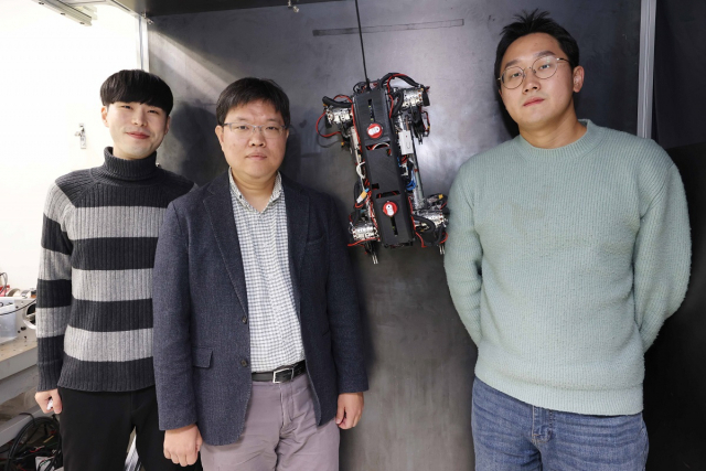 벽·천장에 '착'‥가장 빠른 '스파이더 로봇' 韓연구진 개발