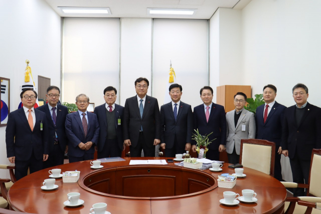 정만기(왼쪽 네번째) 한국무역협회 부회장과 경제단체 부회장들이 26일 정진석 국민의힘 비상대책위원장(// 다섯번째)을 만나 안전운임제의 일몰 필요성에 대한 경제계의 입장을 전달하고 있다. 사진제공=한국무역협회