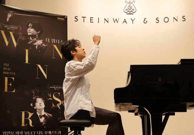 피아니스트 이혁이 26일 서울 서초구 스타인웨이홀에서 열린 라운드 인터뷰에 앞서 쇼팽의 영웅 폴로네이즈를 연주하고 있다. 연합뉴스