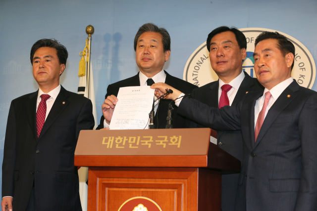 2014년 김무성(왼쪽 두 번째) 당시 새누리당 대표와 박남춘(〃 세 번째) 민주당 사무총장이 철도노조 파업 관련 합의서를 들어보이고 있다. 연합뉴스