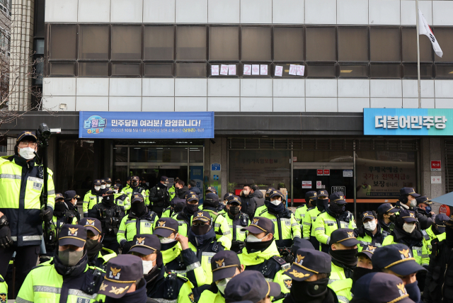 민주노총 관계자들이 26일 일명 ‘노란봉투법’으로 불리는 노조법 2·3조 개정을 요구하며 서울 여의도 민주당사에서 점거 농성을 하고 있다. 연합뉴스