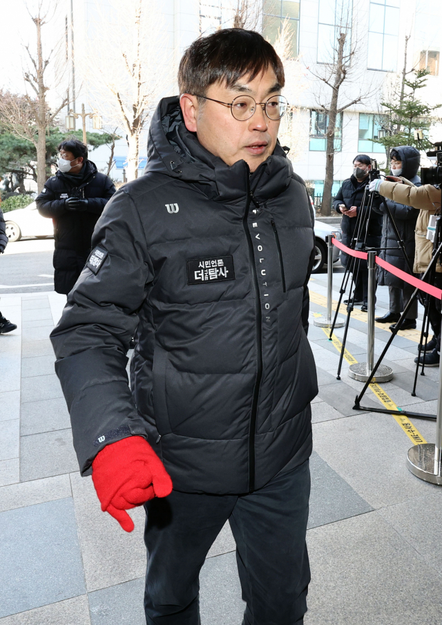 한동훈 법무부 장관의 주거지를 무단 침입한 혐의로 고발당한 유튜브 매체 '시민언론 더탐사'의 강진구 공동대표가 14일 오후 서울경찰청 반부패·공공범죄수사대에 조사를 받기 위해 출석하고 있다. 연합뉴