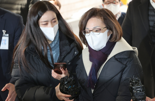 26일 구속 전 피의자심문(영장실질심사) 출석을 위해 서울 마포구 서울서부지방법원을 찾은 박희영 용산구청장이 취재진 질문에 묵묵부답으로 일관하며 청사로 들어서고 있다.