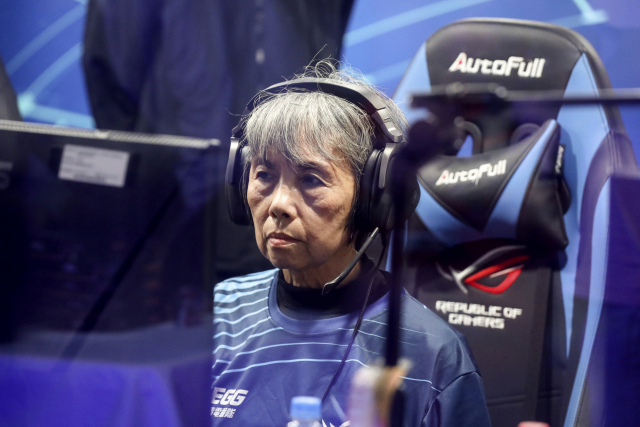 지난 17일 대만 타이중 훙광과기대에서 열린 리그오브레전드 대회에서 창이수 할머니가 게임을 하고 있다. AP 연합뉴스