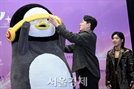 인기 캐릭터 펭수와 방송인 붐이 27일 오전 서울 마포구 상암 스탠포드호텔에서 진행된 카카오엔터테인먼트 새 예능 프로그램 '소녀 리버스' 제작발표회에 참석했다. / 사진=김규빈 기자