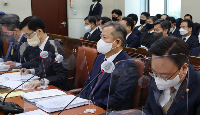 이상민 행정안전부 장관이 27일 국회에서 열린 '용산 이태원 참사 진상 규명과 재발 방지를 위한 국정조사 특별위원회'에 출석해 있다. 연합뉴스