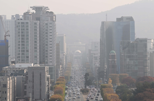 초미세먼지 주의보가 발령된 지난달 10일 오후 서울 서초구에서 바라본 서울시내가 뿌옇게 보이고 있다. 이날 서울시 보건환경연구원은 0시를 기해 초미세먼지 주의보를 발령했다. 서울 지역 초미세먼지 주의보 발령은 약 9개월 만이다./권욱 기자