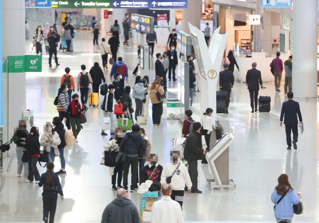 26일 인천국제공항 제1여객터미널 면세구역이 탑승객들로 붐비고 있다. 연합뉴스