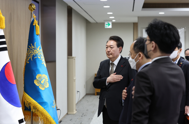 윤석열 대통령과 국무위원들이 27일 서울 용산 대통령실 청사에서 열린 국무회의에서 국기에 대한 경례를 하고 있다. 연합뉴스