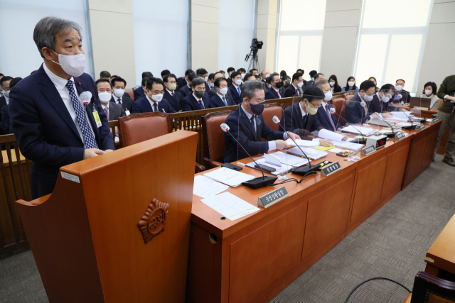 한오섭 대통령실 국정상황실장이 27일 오전 국회에서 열린 ‘용산 이태원 참사 진상 규명과 재발 방지를 위한 국정조사 특별위원회’에서 1차 기관보고 하고 있다. 연합뉴스