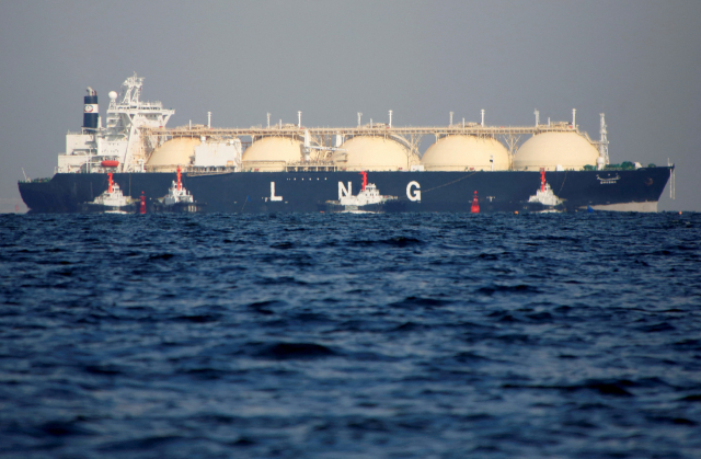 일본 도쿄만에 있는 훗쓰시 항구에 정박해 있는 LNG선. 로이터연합뉴스