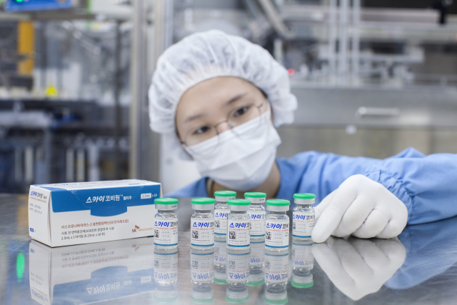 SK바이오사이언스 직원이 경북 안동의 백신공장에서 코로나19 백신인 ‘스카이코비원’을 검사하고 있다. 사진제공=SK바이오사이언스