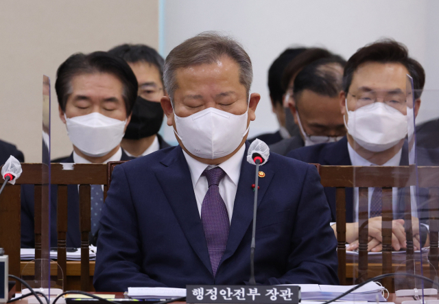 이상민 행정안전부 장관이 27일 오전 국회에서 열린 '용산 이태원 참사 진상 규명과 재발 방지를 위한 국정조사 특별위원회' 1차 기관보고에서 의원질의가 이어지는 와중에 피곤한 듯 한동안 눈을 감고 있다. 연합뉴스