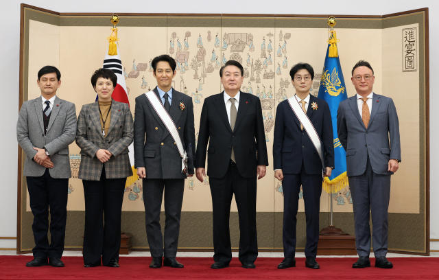 “세월 지나 장관 할 수도”…尹, ‘오겜’ 이정재·황동혁에 훈장