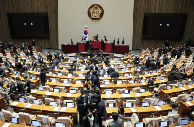 24일 새벽 내년도 예산안이 통과된 뒤 산회가 선포되자 여야 의원들이 국회 본회의장을 나서고 있다. 연합뉴스